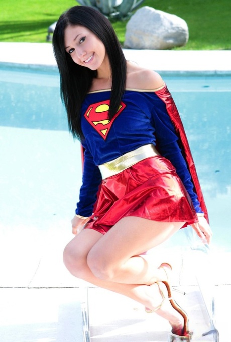 La chica morena de cosplay Catie Minx se desnuda de Superman en la piscina