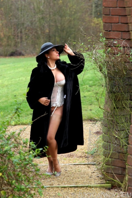 Amatörmodellen Danica Collins visar upp sina stora bröst och rumpa utomhus i en hatt