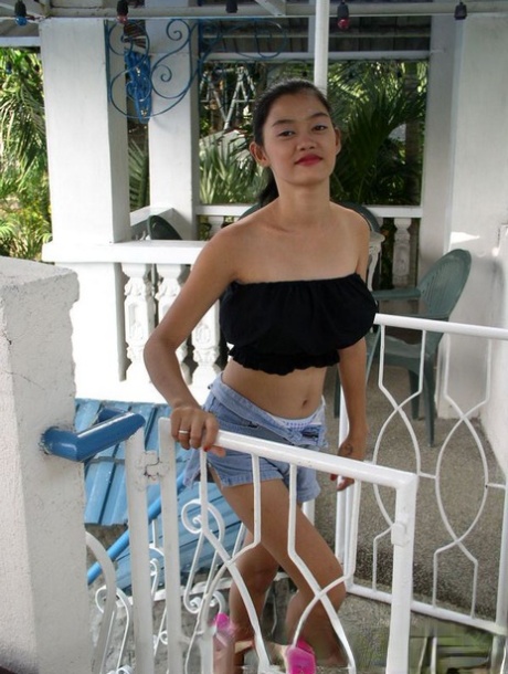 Den storbarmede filippinske tenåringen Alma Chua har sex med en mannlig venn på en overbygd uteplass