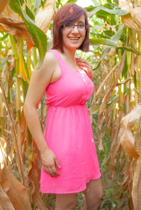 La aficionada de grandes tetas Chelsea Bell se desnuda en un campo de maíz para mostrar sus enormes melones