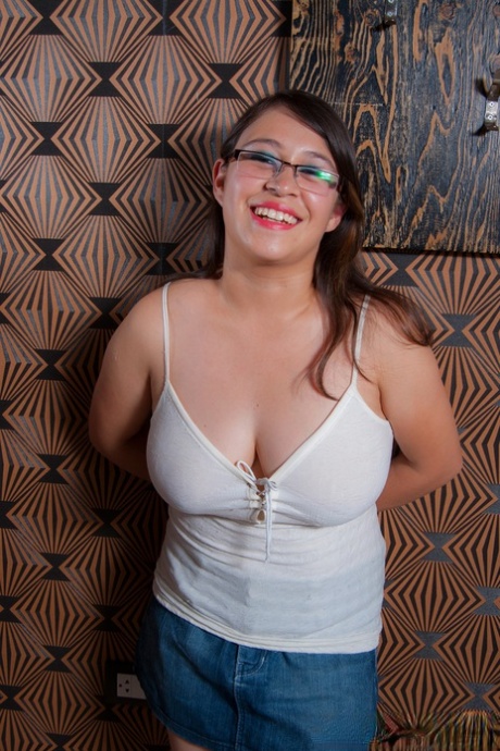 Knubbig amatör tar av sig glasögonen innan hon släpper loss sina stora naturliga bröst