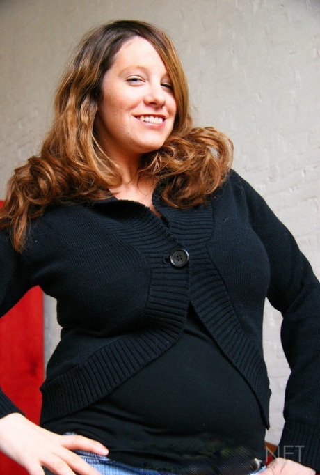 A amadora BBW Lisa Davidson liberta as suas enormes mamas de camisola em calças de ganga azuis