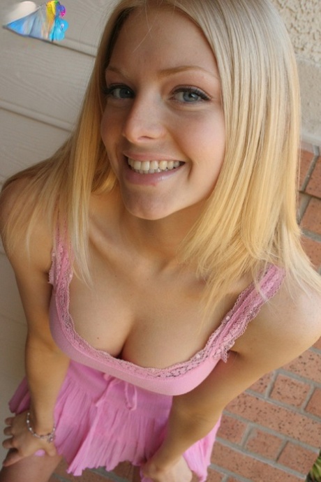 Naturalna blond nastolatka Skye Model pokazuje swój tyłek w stringach przed domem