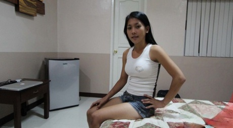 April, une Asiatique aux gros seins, montre ses talents de baiseuse au lit.