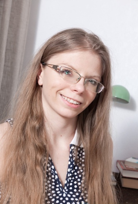 戴着眼镜的叶卡捷琳娜-阿娜索娃袒露美乳，用手指抚摸毛茸茸的乳房