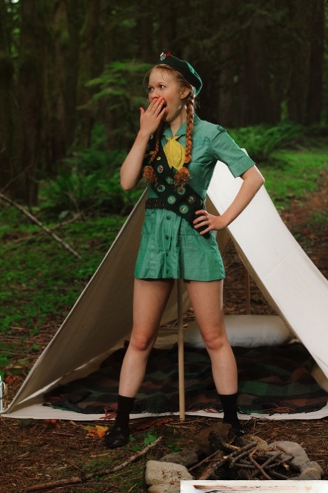 Рыжеволосая девочка-скаут Долли Литтл обнажается возле палатки в берете