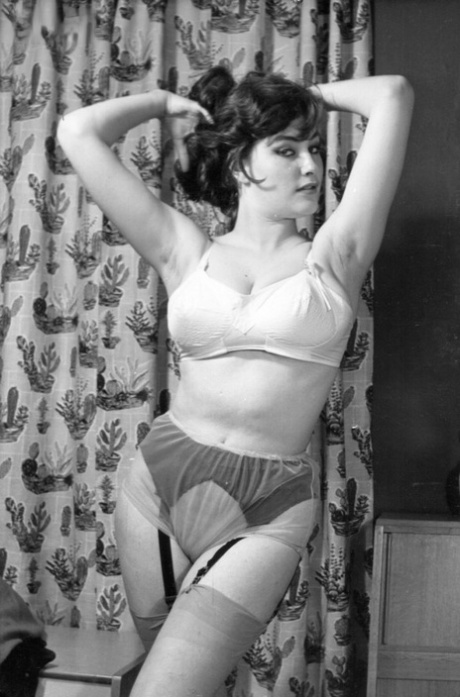 Storbarmede vintage-MILF-modeller med store brystvorter viser deres lækre sager frem