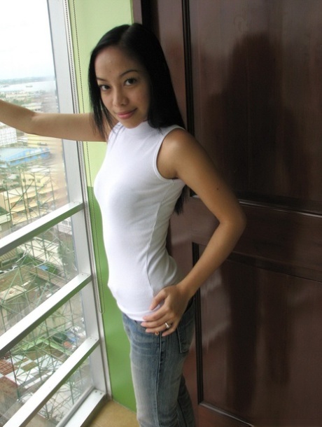 Azjatycka amatorska laska Kim pozuje nago na balkonie