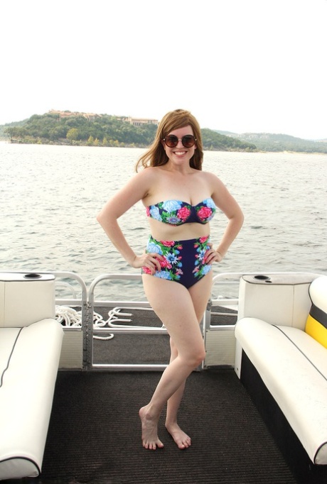 Knubbiga och mogna Holly Fuller visar upp sina stora bröst och rumpa på en båt utan bikini