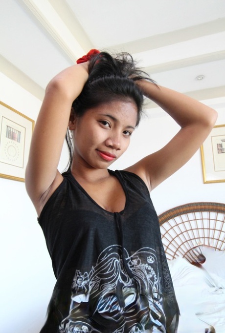 Philippinische Frau mit spitzen Brüsten versucht sich als Nacktmodel