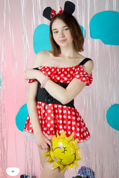 Klein jong meisje poseert naakt en draagt alleen Minnie Mouse-oren