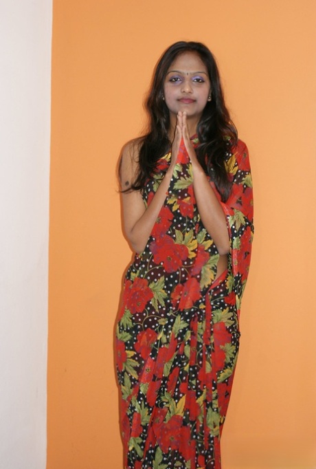 Indisk solopige blotter sine faste bryster, da hun gør sin debut som nøgenmodel
