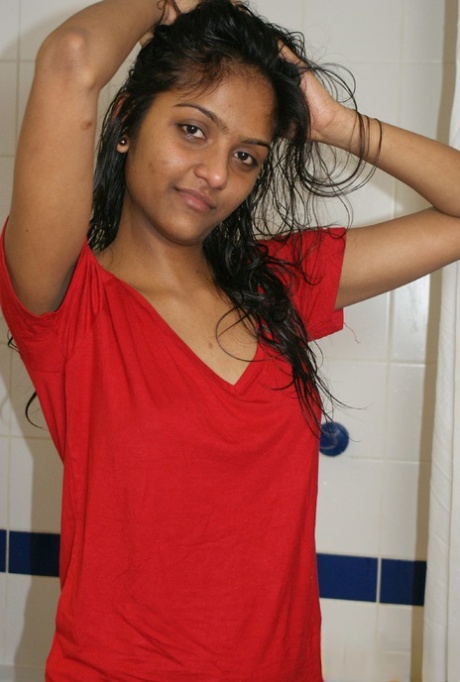 Indyjski amator staje się całkowicie nagi podczas brania prysznica