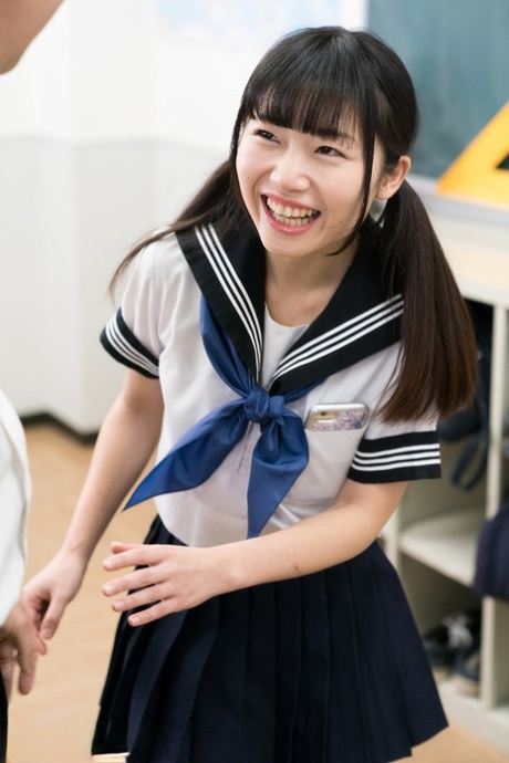 Urocza japońska uczennica podnosi spódnicę, aby masturbować się przed nauczycielem w klasie