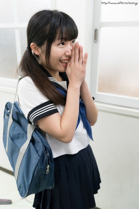 Japansk skolejente i rottehaler sitter med ansiktet mot veggen og runker læreren i timen
