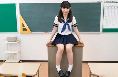 Tiny titted japanischen Schulmädchen undressing zu stehen nackt im Klassenzimmer