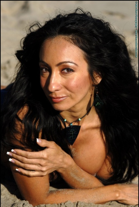 Latina-Fitnessmodell Monica Goe posiert im Badeanzug am Sandstrand