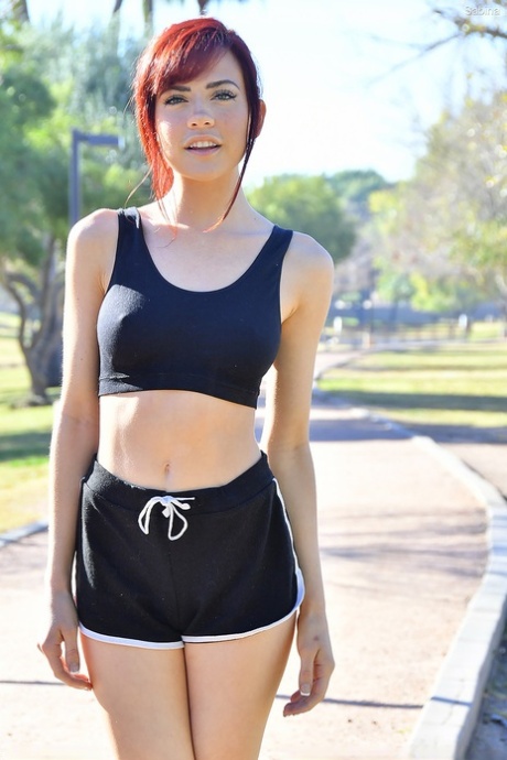 Sportliches Küken zieht ihre Shorts und ihren Sport-BH aus, um nackt Yoga zu machen