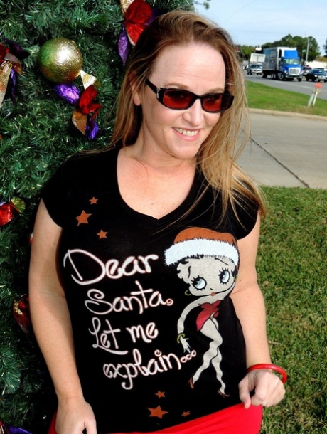 Den tykke kvinnen Dee Siren blotter seg foran et juletre før hun onanerer i en varebil.