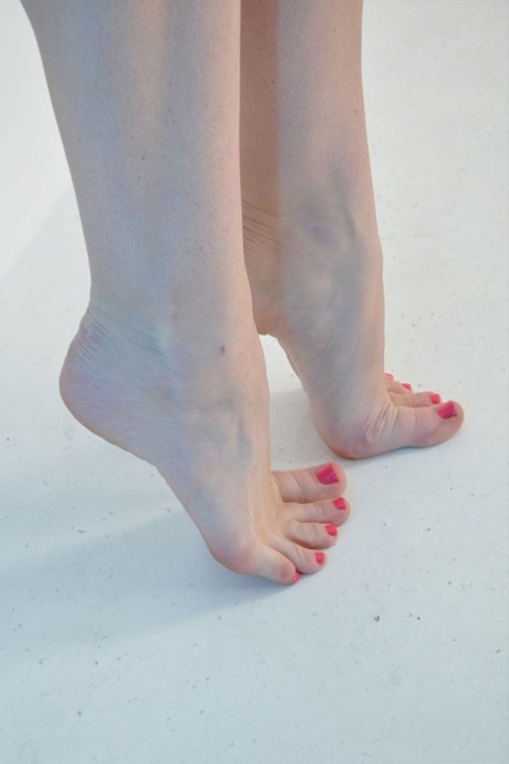 Solomodellen Nylon Jane visar upp sina fötter med och utan nylonstrumpor