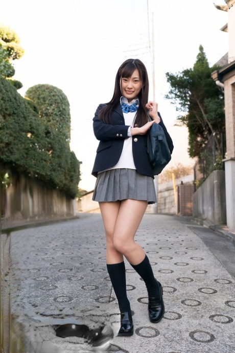 Japans schoolmeisje showt haar ondergoed voordat ze zich tot sokken uitkleedt