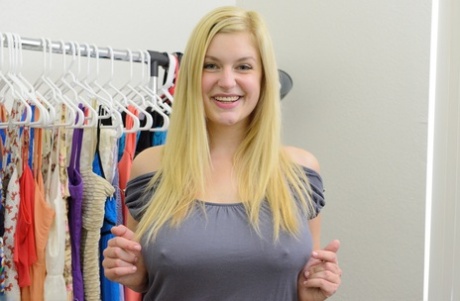 Den storbarmede blondine Danielle viser sine store bryster og skaldede fisse frem i uniformsbutikken