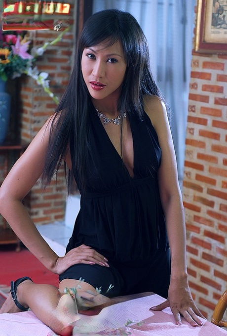 Красивая азиатская девушка Nee Nalinda снимает черное платье, чтобы обнажиться на каблуках