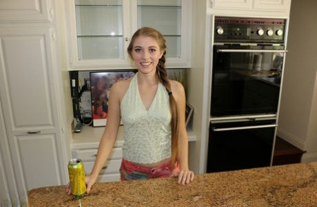 Första gången Alyce Anderson blir naken på köksbänken för att dela hennes fitta