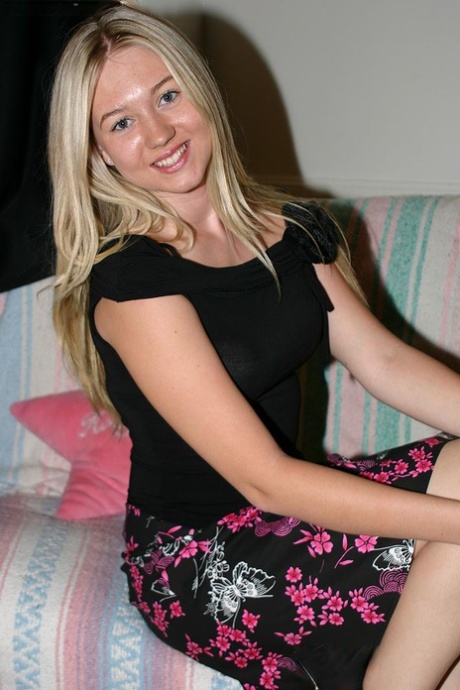 Грудастая блондинка Alison демонстрирует свою лысую киску в дебюте обнаженной модели
