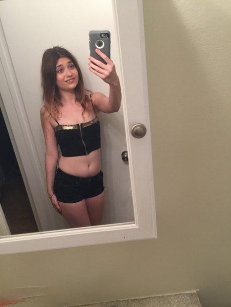 Die zierliche Teenagerin Ariel Mc Gwire macht ihr Nacktmodel-Debüt in Badezimmer-Selfies