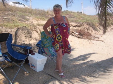 太ったおばあちゃん、ガードルの女神が水着を脱いでビーチでヌードポーズ