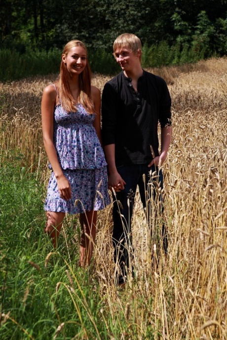 Jovem casal Kitty Jane & Augustin fazem sexo em um campo de trigo