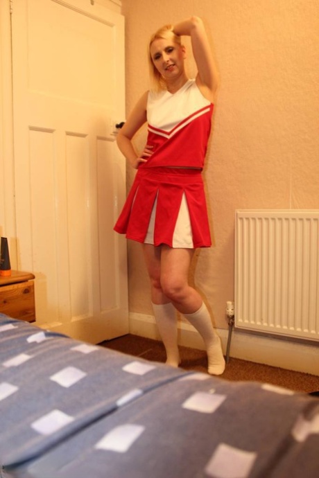 Blonde Amateurin Tracey Lain saugt einen Schwanz vor Analsex im Cheerleader-Outfit