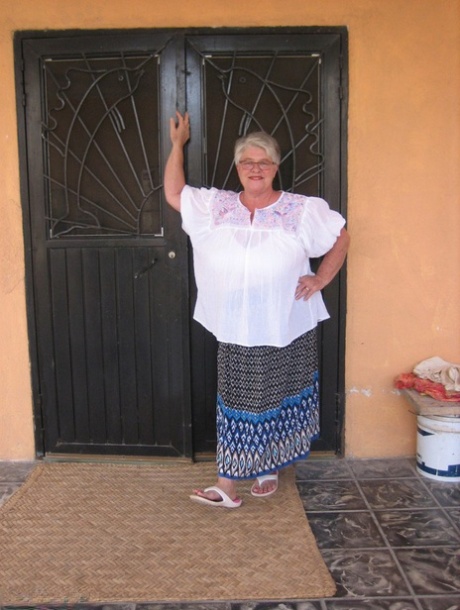 Alte Amateur-Gürtel-Göttin entblößt ihren fettleibigen Körper vor ihrer Haustür