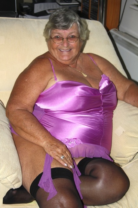 Brittiska mormor Libby slickar en bröstvårta efter att ha tappat sina stora bröst