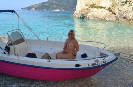 Chrissy nua e gorda pilota o seu barco nua para apanhar sol nas suas mamas redondas e carnudas