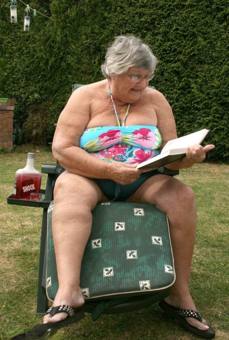 Озорная любительская бабушка Либби вставляет бутылку в свою толстую киску в саду