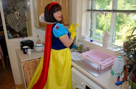 UK amateur Juicey Janey bevrijdt haar dikke kont en gleuf van cosplay kleding