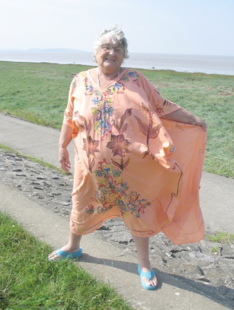 Nonna Libby, la secchiona, che mostra le sue curve mostruose e mature in archivio