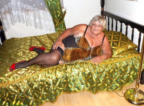 Vieja amateur abuela Libby toma un gran consolador negro a su coño en una cama
