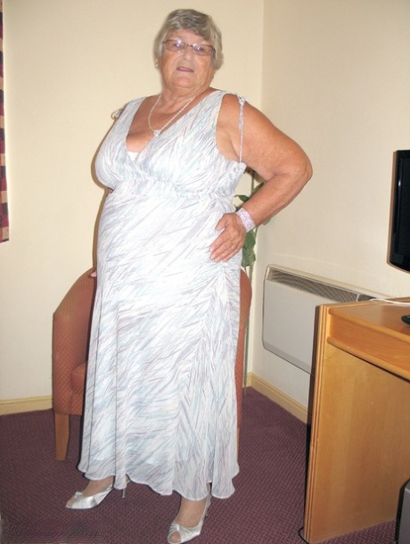 Gammel britisk kvinde Grandma Libby udstiller sin overvægtige krop
