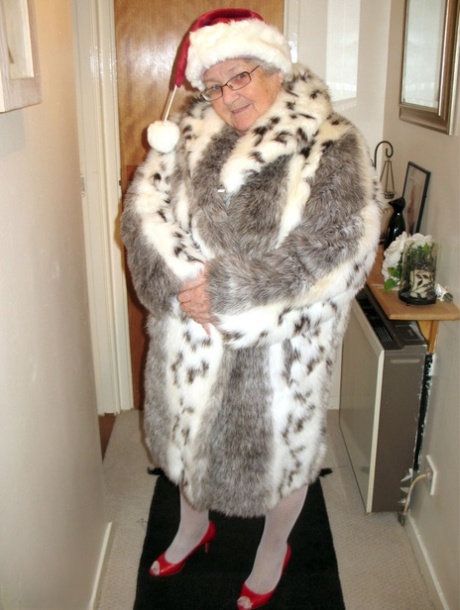 Den britiske bestemoren bestemor Libby viser frem den feite kroppen sin i julelue og strømpebukser.