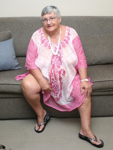 ムラムラしたリビーおばあちゃん、裸になりソファーで剃毛したマンコを広げる