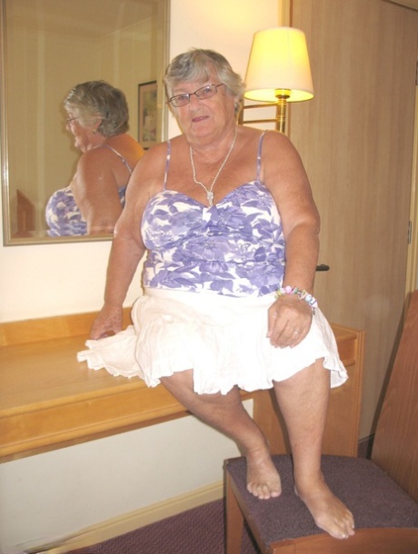 La grosse grand-mère britannique Libby se déshabille complètement dans une chambre d