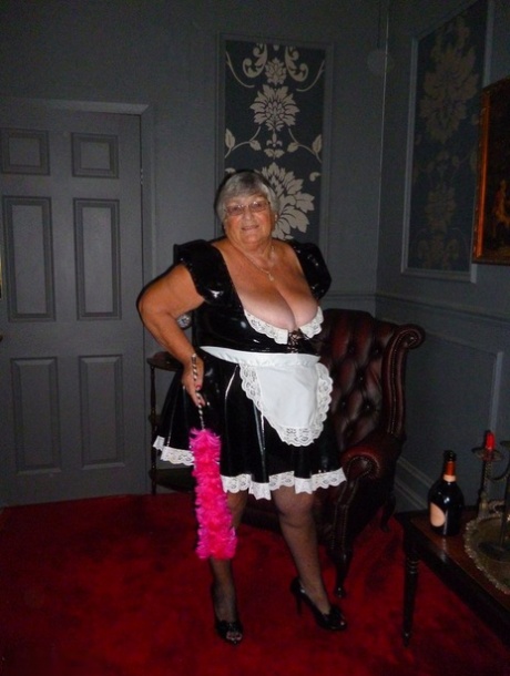 Den feta gamla pigan Grandma Libby tar av sig uniformen och poserar naken i strumpor