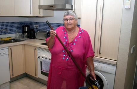 Fed britisk bedstemor Libby er helt nøgen, mens hun gør rent i sit køkken