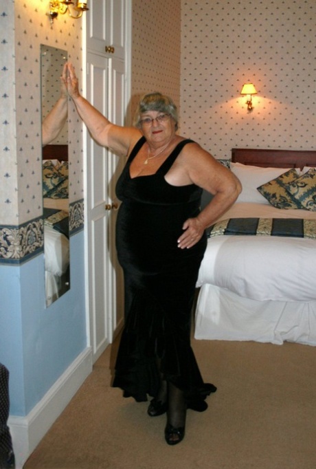 Den overvektige britiske pensjonisten bestemor Libby ligger naken i en elskovssofa iført strømper.