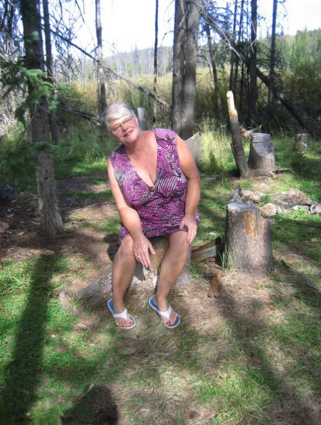 La grosse mamie Girdle Goddess perd sa tenue violette dans les bois et pose nue