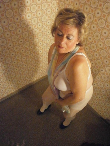 Big ass mature lady Caro posing in white pantyhose and black high heels