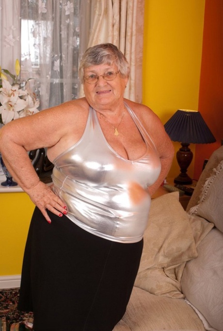Gamle, feite bestemor Libby onanerer med en vibrator i skrittløse strømpebukser